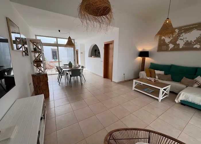 Dinateli, Salinas Golf Villa